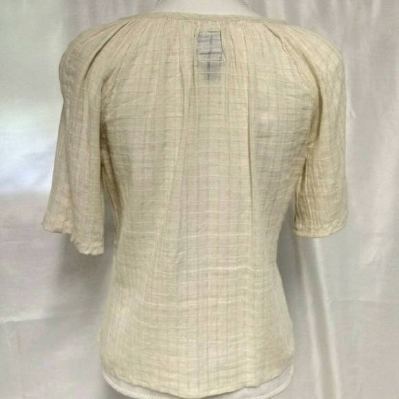 IZOD Ceam Crochet Detail V-Neck Pull Over Short Sleeve Waist Length Top - Picture 4 of 5